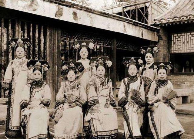 清朝罕见老照片:清朝时期皇宫里妃子们的合影,个个仪态万千,风姿绰约