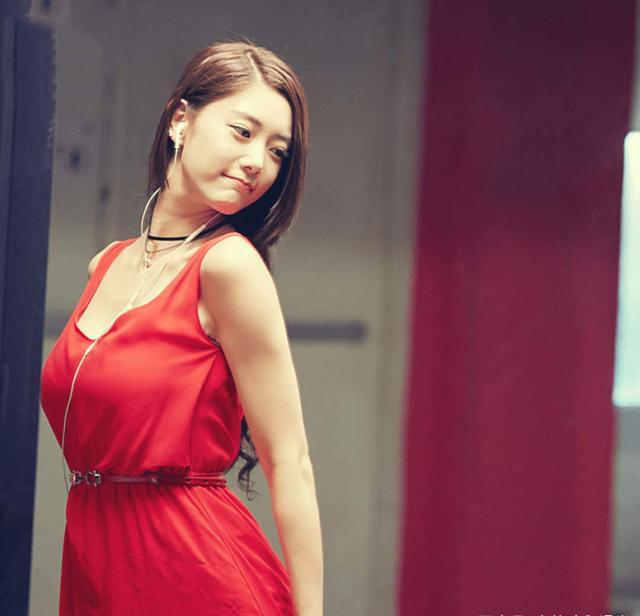 韩国女演员李成敏,身材凹凸有致,颜值高五官正,让人过