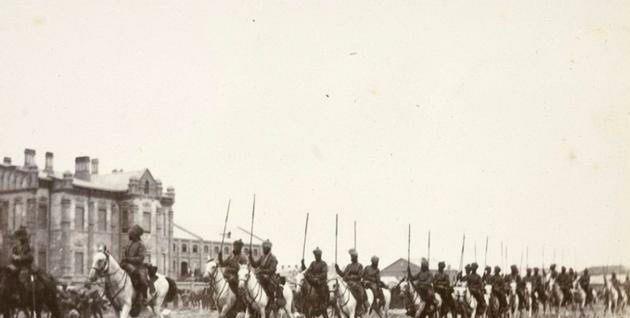 历史老照片1900年入侵天津的八国联军和围观的中国人!