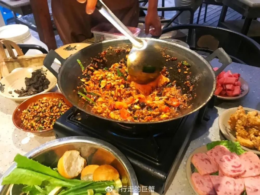 图源:行走的巨蟹 地摊火锅的环境简单,但味道并不简单,每个锅都由