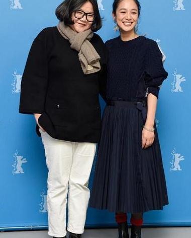 洪晃老公正面照首次曝光!比前夫陈凯歌还要帅,14岁女儿染绿发颜值真高