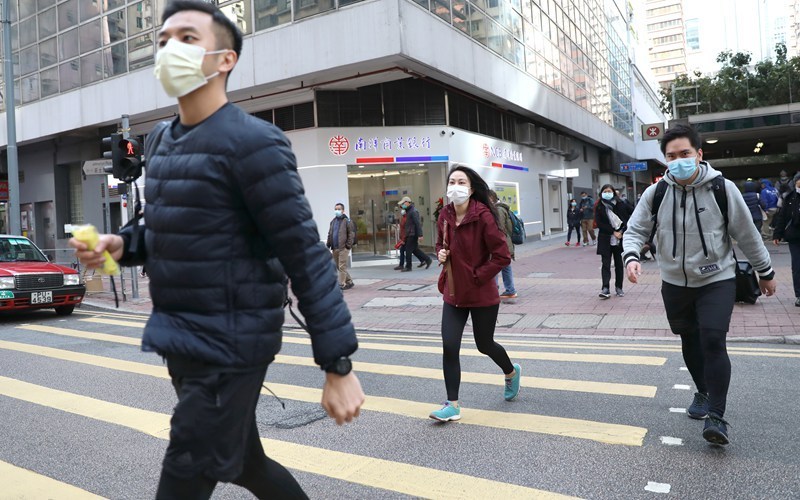 12月19日,香港街头戴口罩的行人.新华社记者 吴晓初 摄