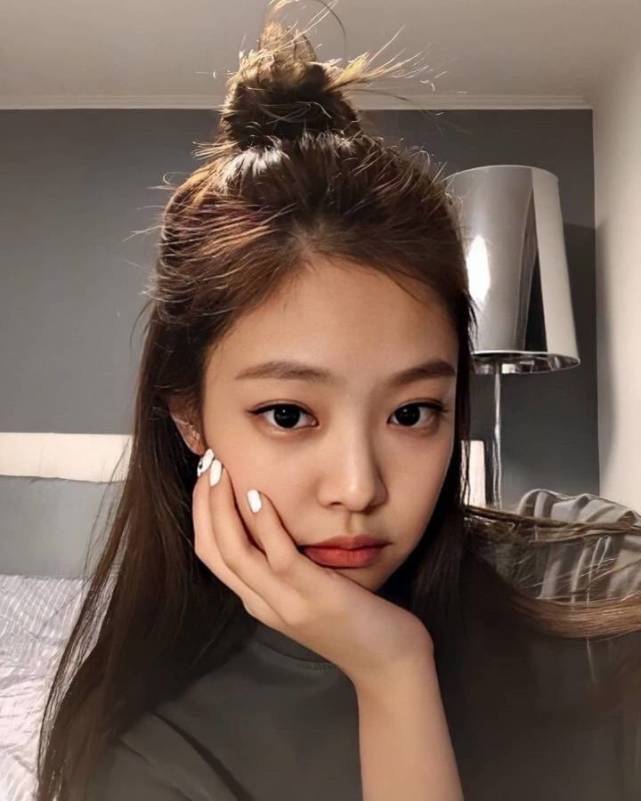 jennie发际线堪忧?