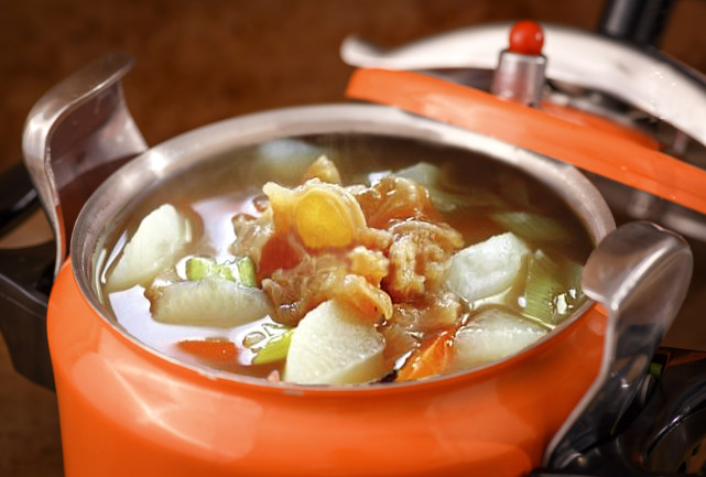 冬季温补美食-萝卜牛筋汤