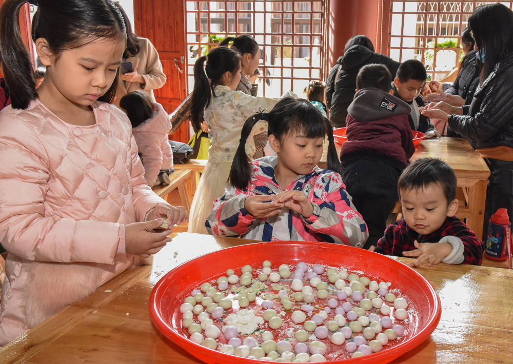 湘桥区非遗保护中心,小朋友们在体验汤圆制作.