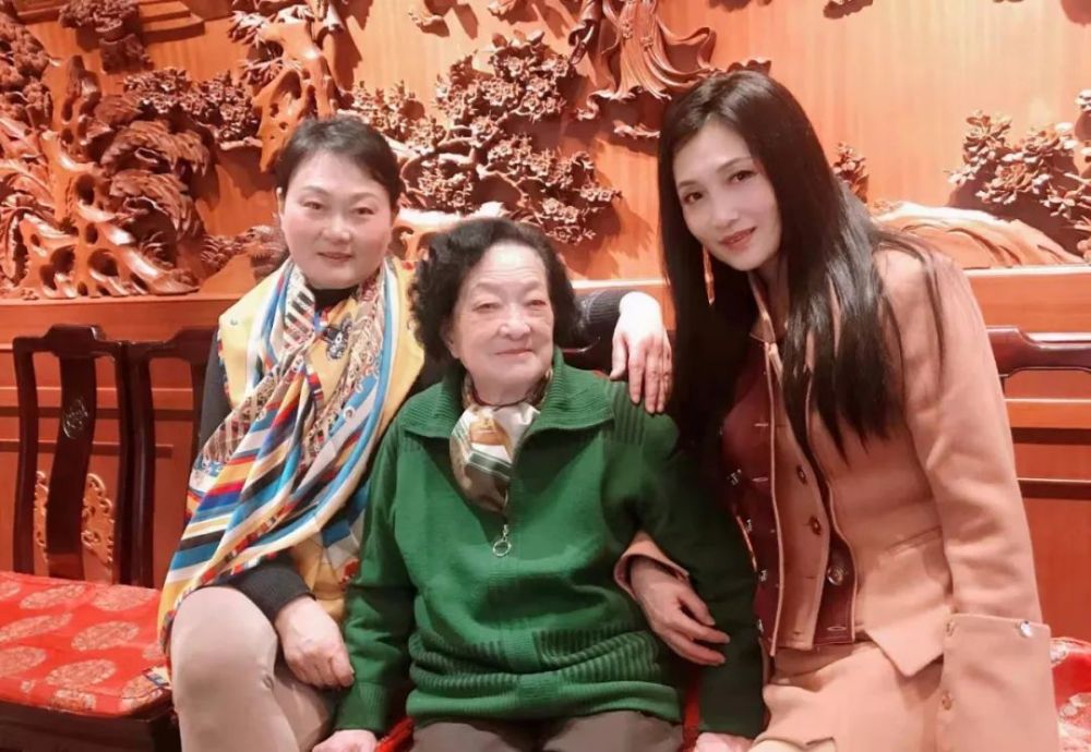 55岁"杨贵妃"林芳兵为母庆生,保养太好被赞,和儿子同框像姐弟