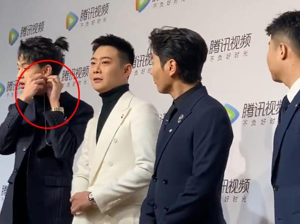 星光大赏德云社首秀,秦霄贤想出风头却翻了车,被提醒后及时改正