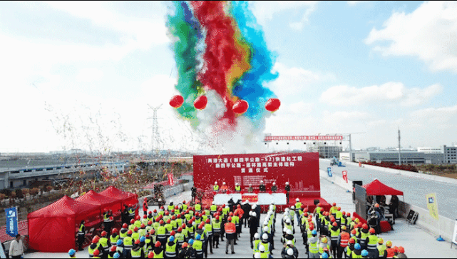 两港大道快速化中段高架主体结构基本贯通预计明年6月建成通车