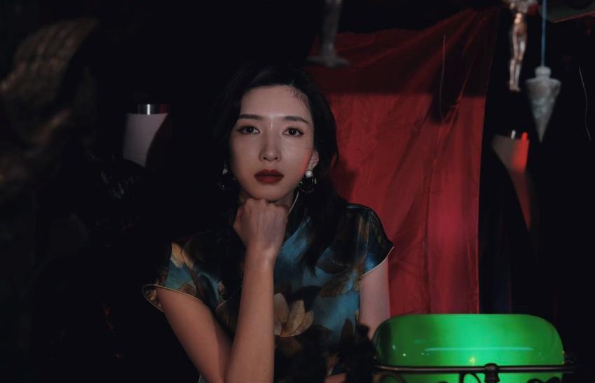 江疏影夜上海旗袍大片出炉,身材曲线堪称完美,犹如画中美人
