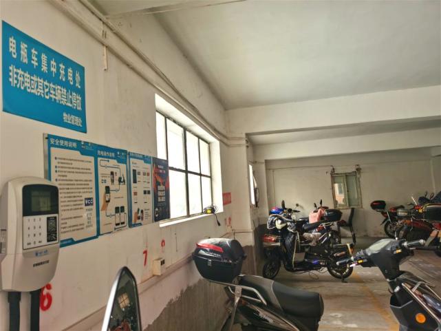 △图为已安装了集中充电设施的公共停车棚。