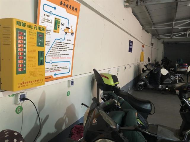 △虹口区西南小区的停车棚内，不少居民正利用白天“错峰充电”。