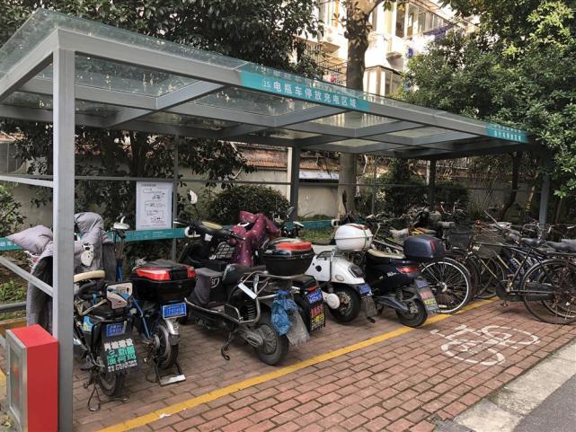 △田林十二村不久前又在每个门幢口增设小型充电车棚，让居民在家门口就能充上电。