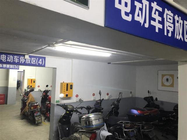 △虹口区曲阳大楼小区的地下车库整洁明亮且不收费，对居民颇具吸引力。