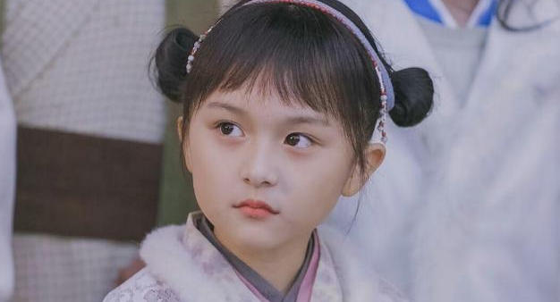 2岁出道年入百万"小芈月",当初因漂亮禁止整容,如今什么样?