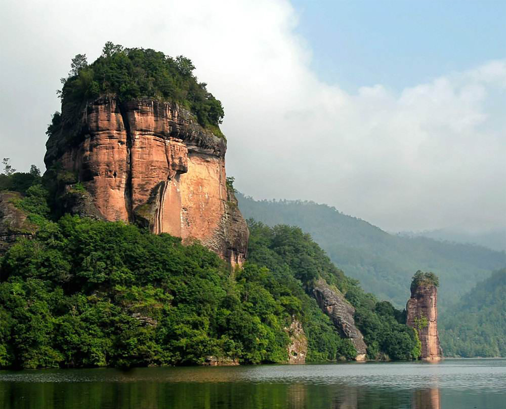 福建泰宁大金湖天下第一湖山,丹霞地貌洞穴博物馆