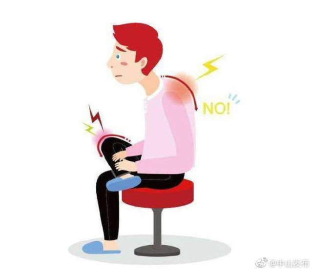 喜欢翘二郎腿的人,脊柱正在慢慢侧弯
