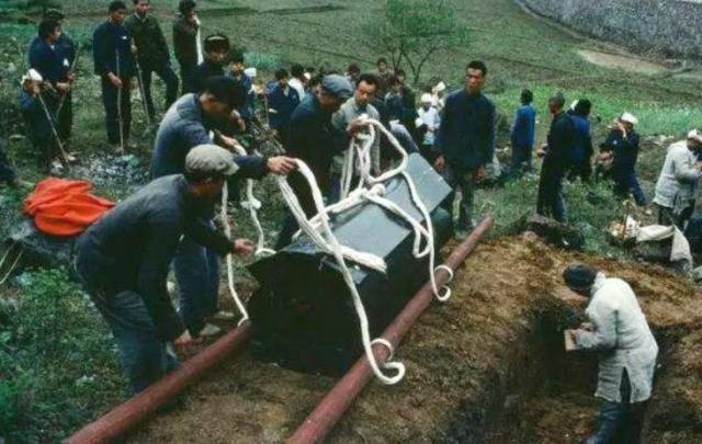 梦境解析，梦见不认识人打架死亡与棺材的深层含义