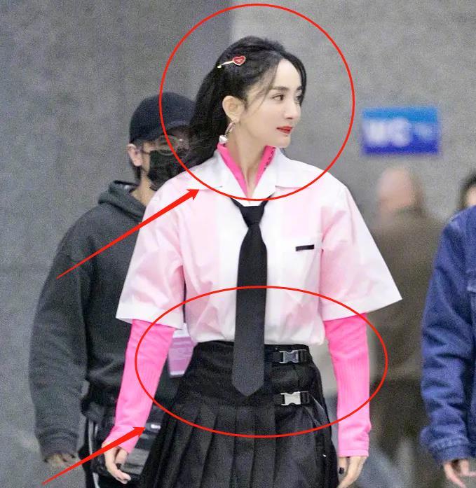 杨幂奇葩说路透,粉色学院风造型好少女,无美颜下的腿真实存在?
