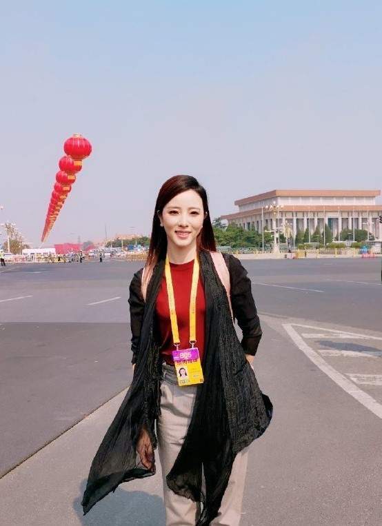 央视主持人李思思气质真好穿搭看起来好高级适合30的女人