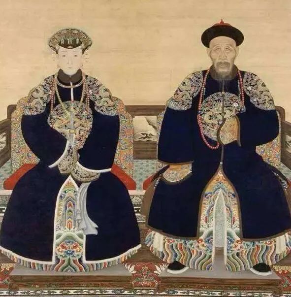 清朝入关以后,清朝官员的朝服,为何都流行使用石青色?