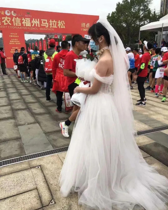 步行街男穿婚纱求婚_长沙步行街图片(3)