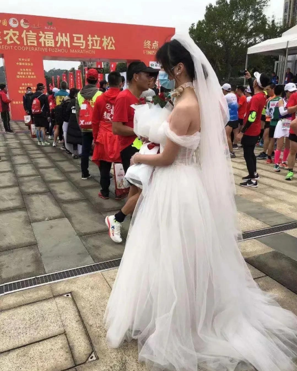 女穿婚纱求婚_50岁大爷穿婚纱求婚