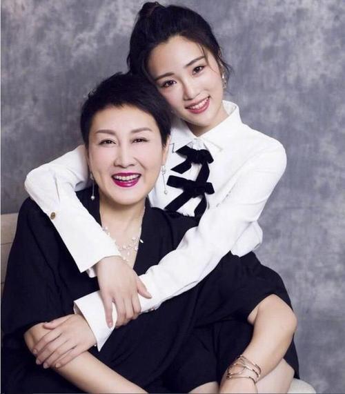 《渴望》剧组三十年后重聚,张凯丽李雪健精神抖擞罕见
