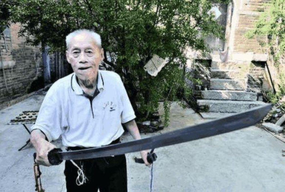老人售卖祖传宝刀,却被专家失望指责,老人:你们没资格