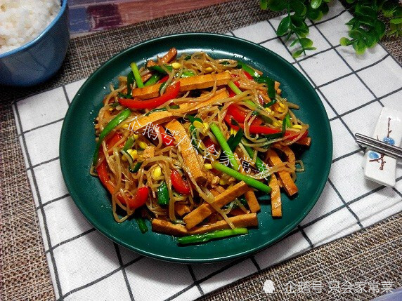十分钟快手小炒:豆芽炒香干,很家常,又鲜又脆很下饭,喜欢的话,就试试