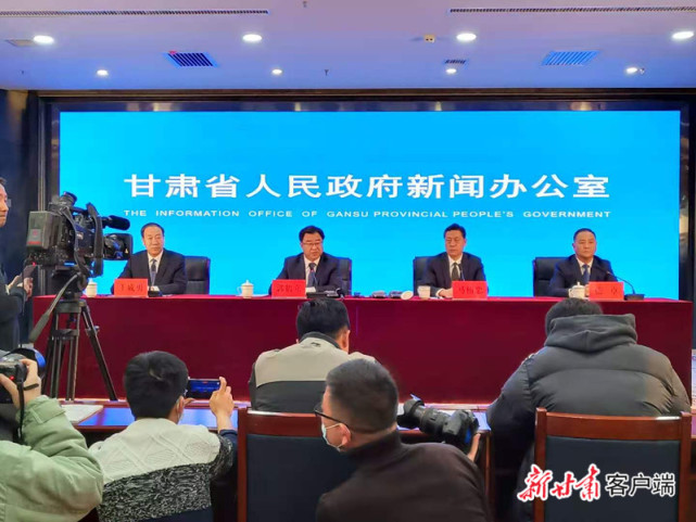 临夏州扶贫办主任张卓答记者问.