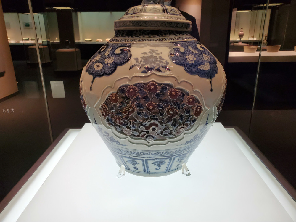 在河北省博物院中可以看到不少的青花瓷器,其中又以青花开光镂雕红蓝