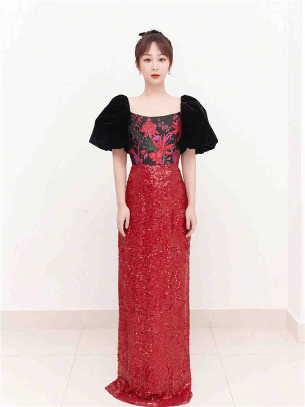 杨紫礼服太喜庆,被调侃像春晚主持人,本人p图自嘲太有梗