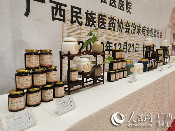 民族医在医院门诊大厅进行义诊及咨询,膏方知识普及,中医药壮瑶医药