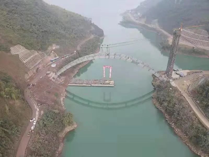 绥水公路新滩溪特大桥钢箱拱合拢