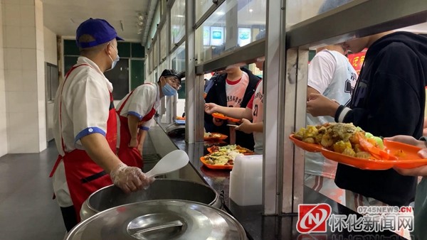 怀化学院食堂推"8元管饱"自助餐 杜绝浪费让学生吃饱吃好