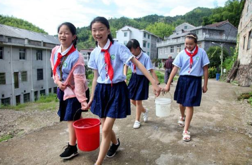 小学生在一个班级里要学会互相帮助,学生团互助