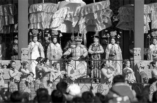 法国人拍下的晚清:婉容的确漂亮,图5是光绪帝被拍到的