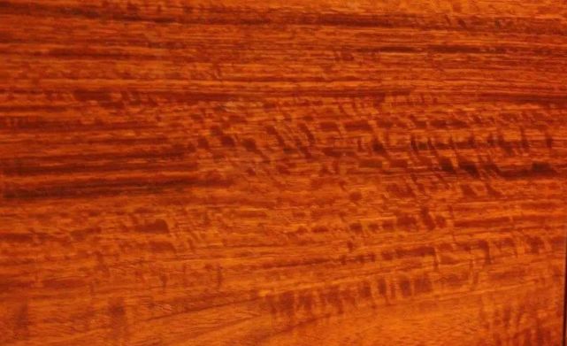 花梨木——木纹清晰,结构细密均匀,有些部位有明显的虎皮纹,断断续