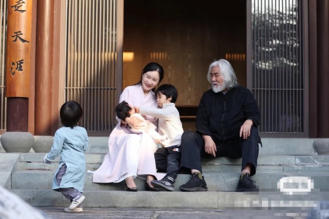 张纪中杜星霖冬至盛饭夹菜秀恩爱,老夫少妻也甜如热恋情侣
