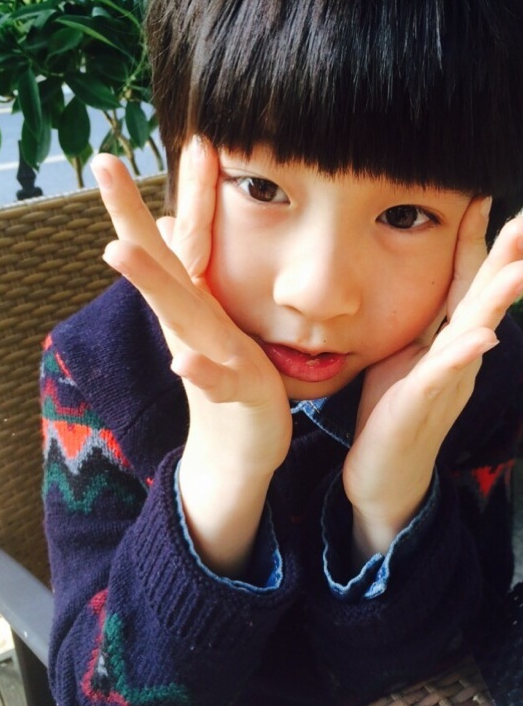 张亮5岁女儿近照,一头卷发对镜臭美,五官和哥哥天天如复制粘贴