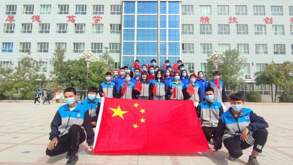 王鸿钏和其他3名成员一同来到二师铁门关职业技术学院参加支教工作