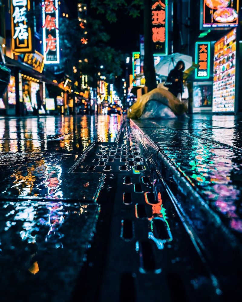 雨夜中的日本东京充满活力的夜生活