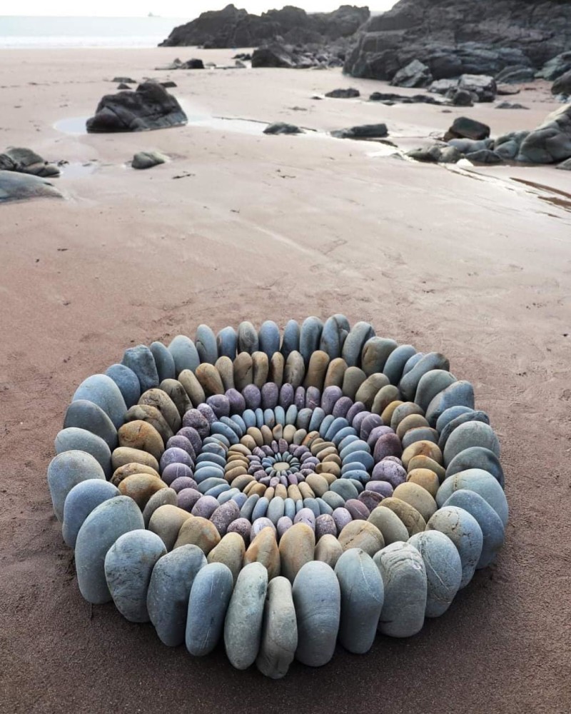 沙滩就是画布!他搜集石头"摆在沙滩上" 成为最治愈的艺术作品