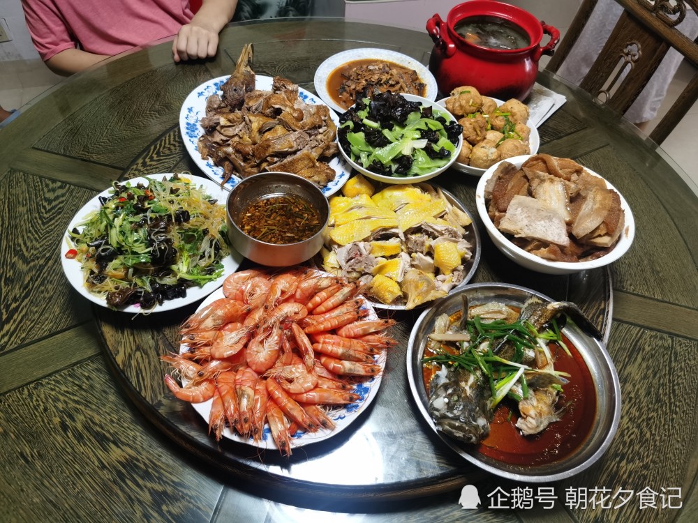 这桌够实在了,鸡鸭鱼海鲜都有了,还都是大盘菜,目测是会吃的一家呀