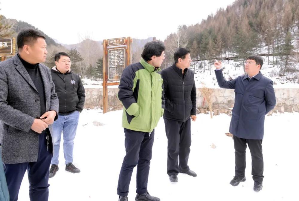 方山县举行上海市吕梁商会商贸平台及天域集团考察座谈会