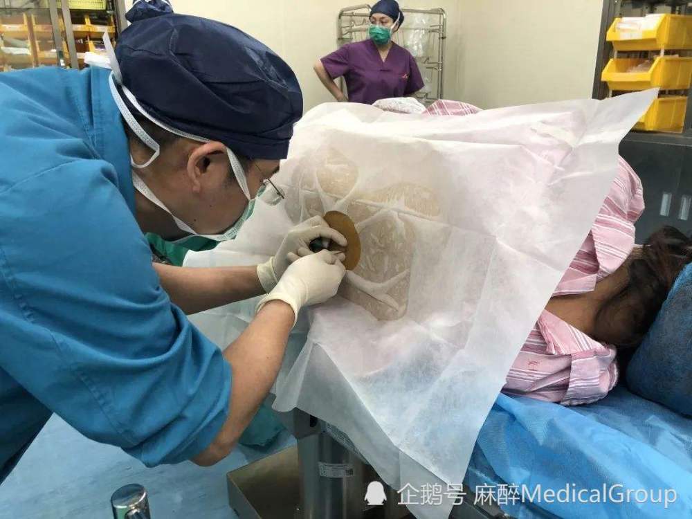 听说生孩子要在后背打麻醉,她恐惧极了