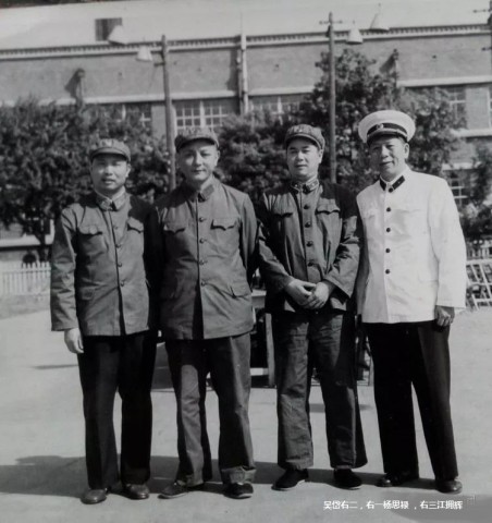 1955年,吴岱被授予少将军衔,此后担任旅大警备区(兵团)副政委兼政治部