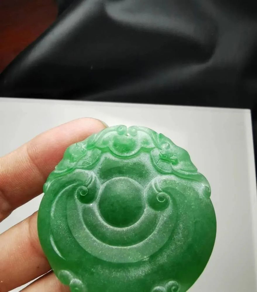 翡翠阳绿手镯心,这样一雕,看一眼就爱上了!