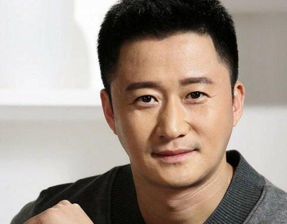 还记得《利刃出鞘》中的李二牛吗?剧中像个憨憨,真实身份高攀不起