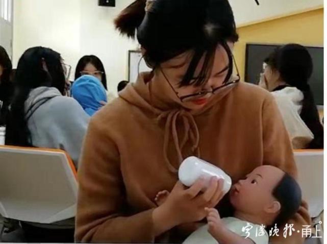 宁波一高校学生领养仿真娃娃，体验为人父母的不易